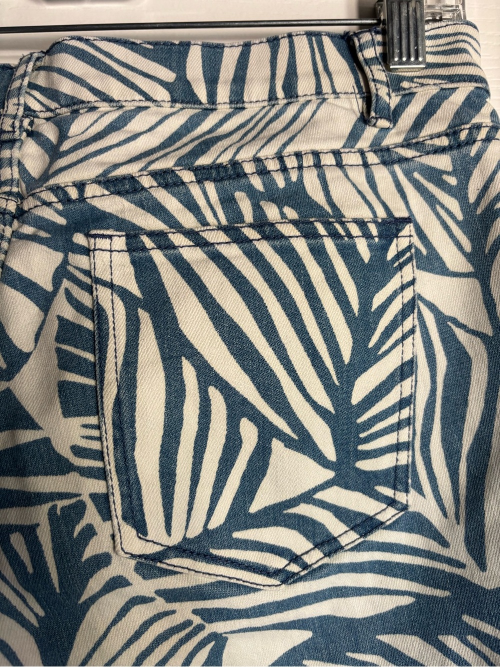 J McLaughlin Jaycie Willow Lake Cotton Stretch Straight Fit Jeans Palm Print, 8 - Picture 7 of 10